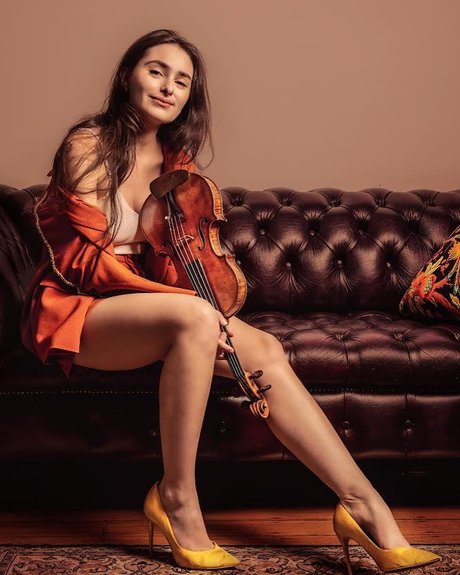 Esther Abrami nice model pic