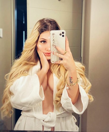 Roxana Tejada sexy pornstar gallery