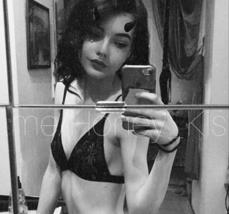 Honey kis model nude image