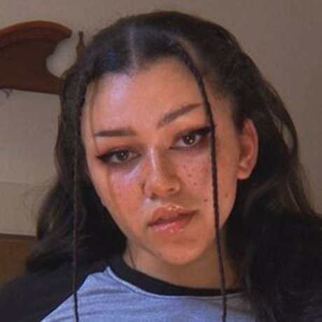 Artemis Pyre porn model pics