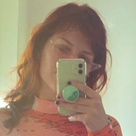 SmokeAndSomno porn model pics