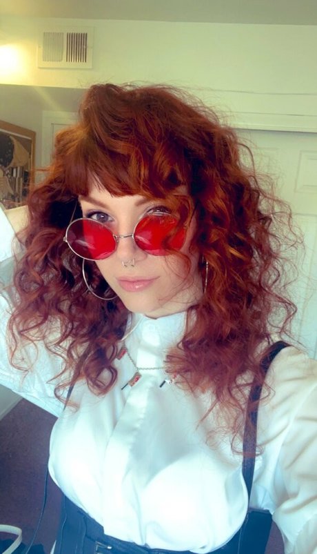 SmokeAndSomno hot actress img