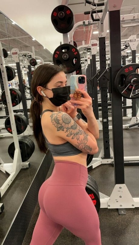 lilravebby model nude photo