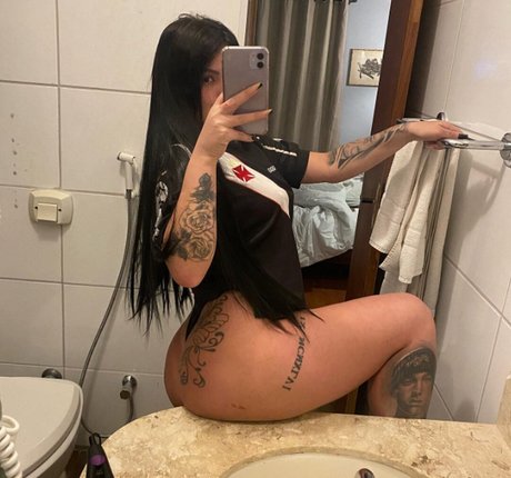 Karlla Fariaz sexy actress photo