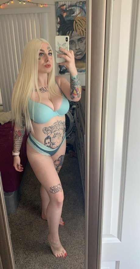 Courtdaplug model adult photos