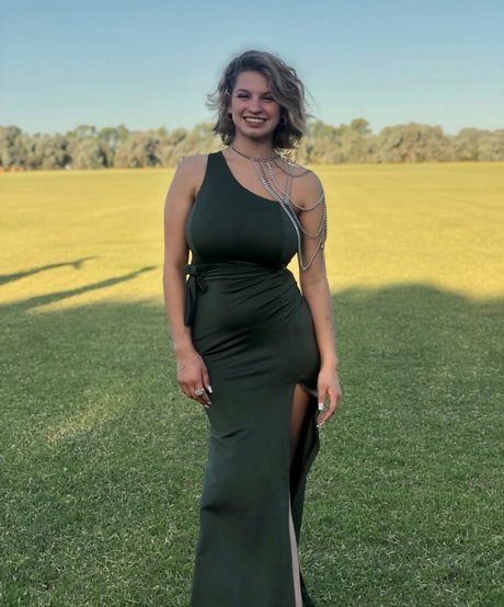 Abigail Maison model hot picture