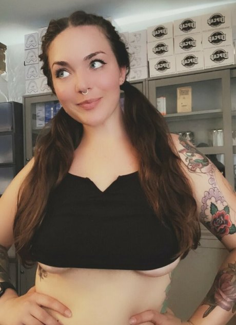 JonniJ erotic actress pics