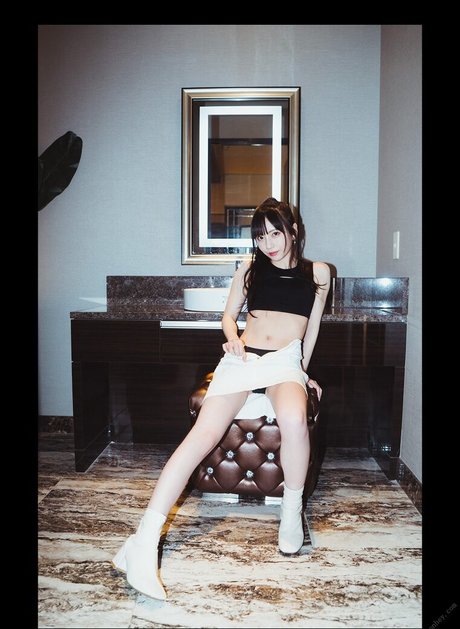 Mia Nanasawa art model image