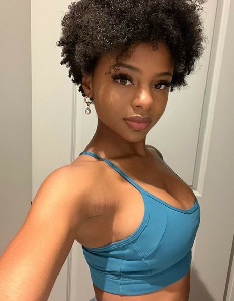 Saffronnn naked model gallery