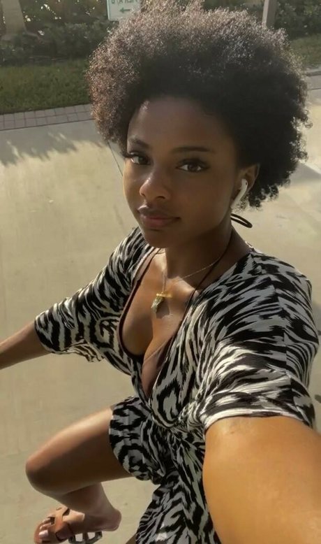 Saffronnn art model photo