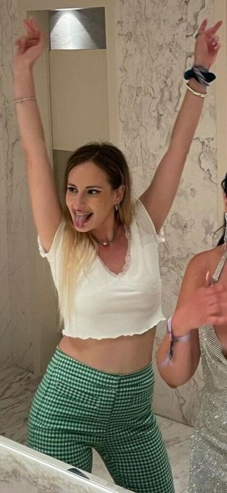 Sophia Zisi hot actress pics