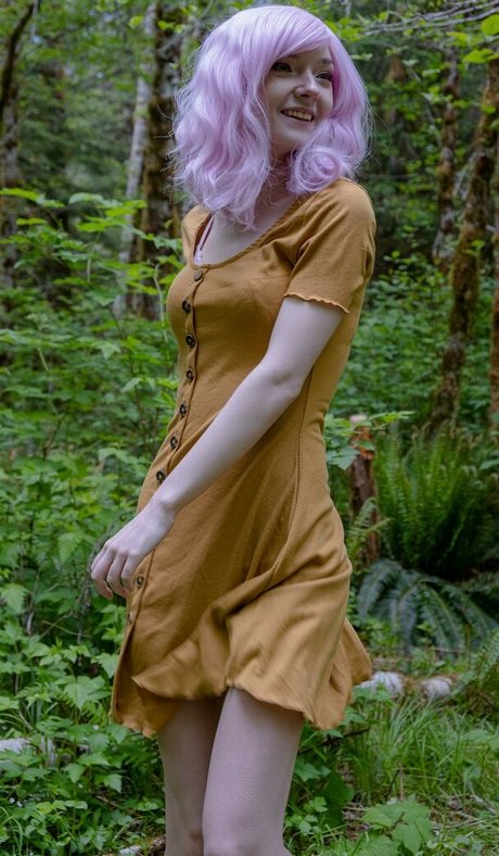 LovelyLunaC hot actress image