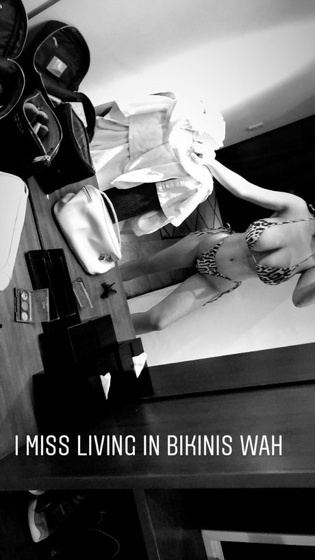 Darcybuchan erotic model img