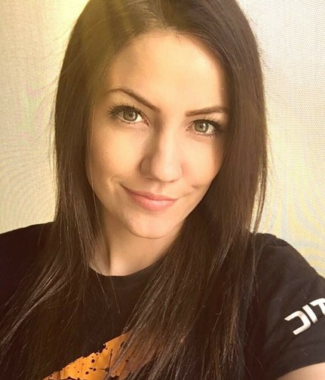 KayPea model naked pics