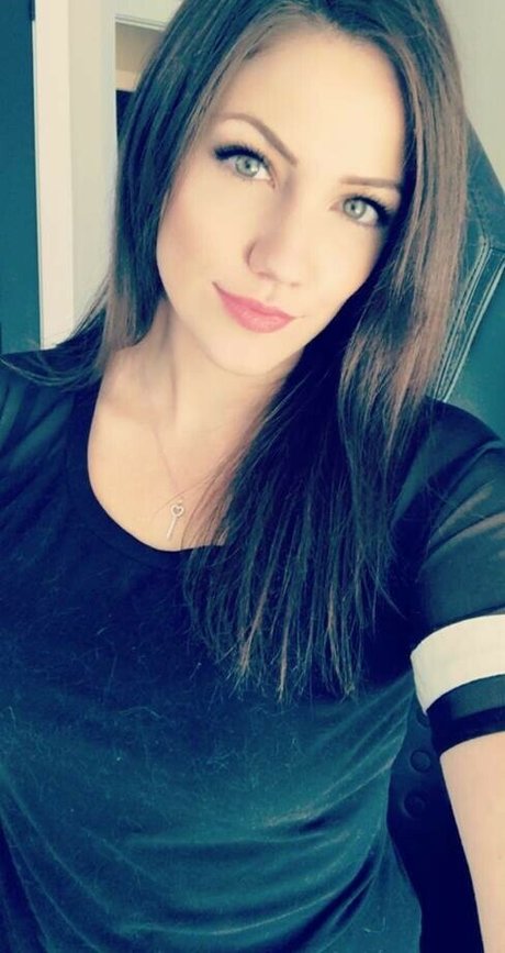 KayPea model art galleries