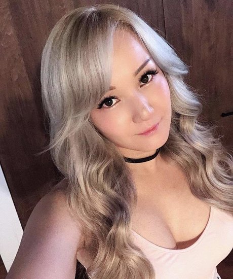 Reina Scully art model pics