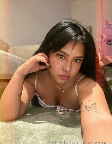 Miyeorie naked model image