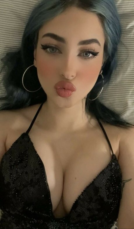 MarieMoone model art pic