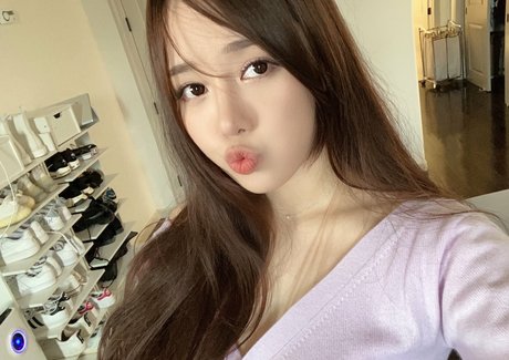 Plooful naked pornstar picture