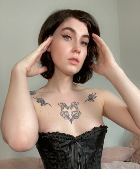 Elise Verona exclusive model image