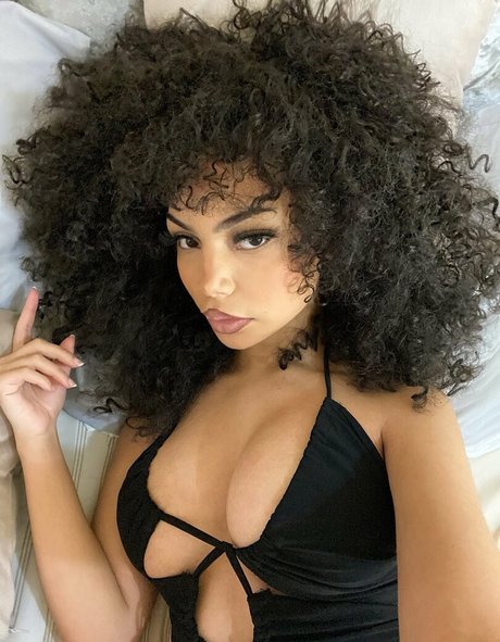 milf tits onlyfans top image