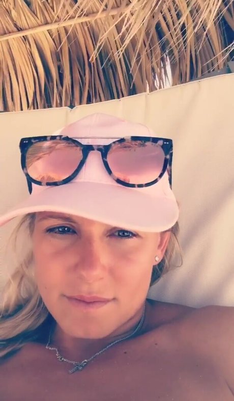 Julia Simic perfect model pictures