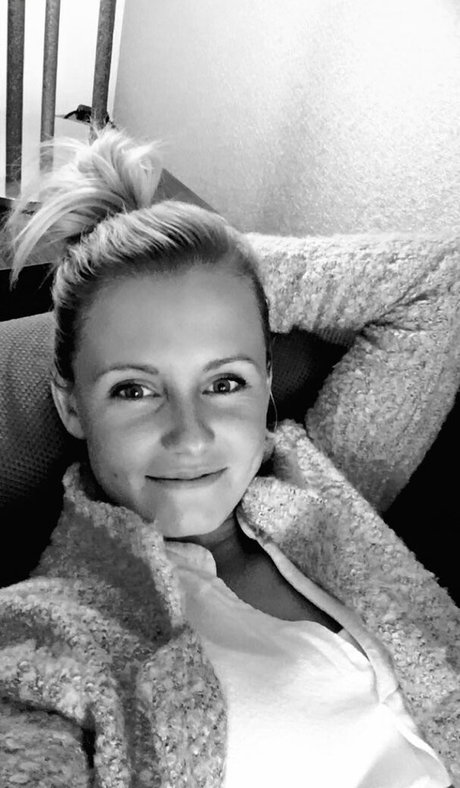 Julia Simic model nude img