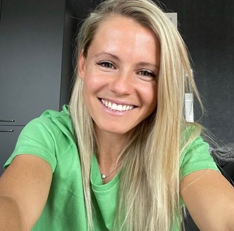 Julia Simic perfect model pics