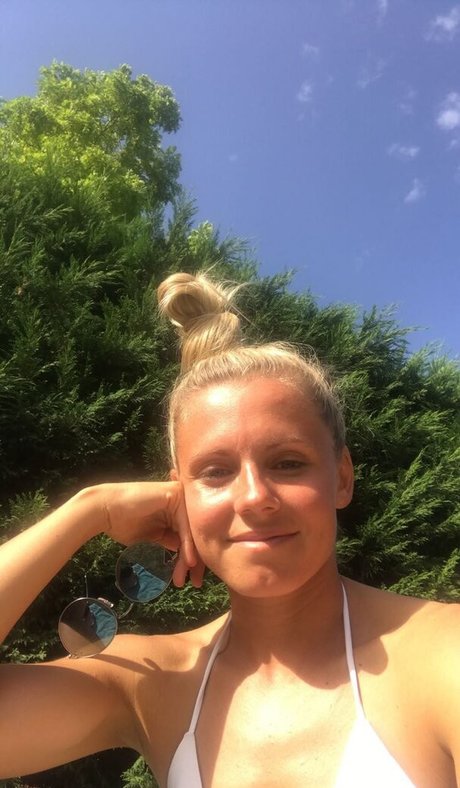 Julia Simic star best images