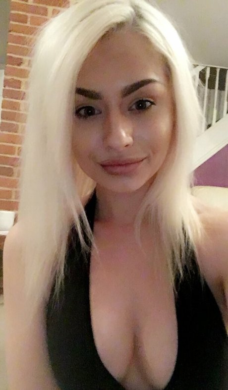 Romanie Smith model pretty pictures