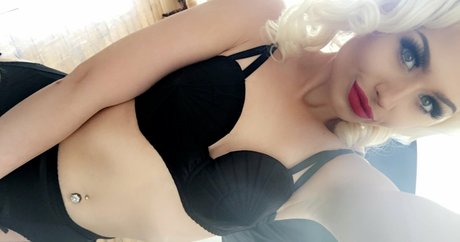 Romanie Smith exclusive model img