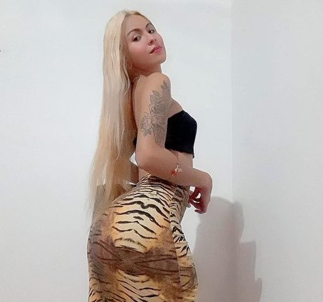 Pietra Lamounier model high quality image