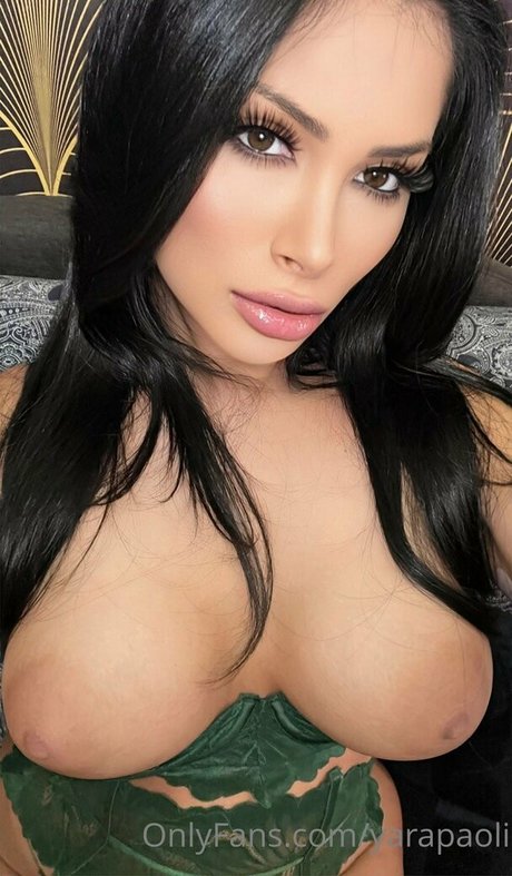 Yara Paoli star pretty photo