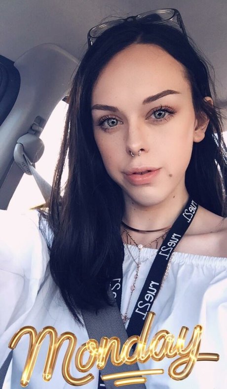 caylie model top image