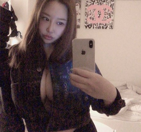 Uelee free pornstar photo