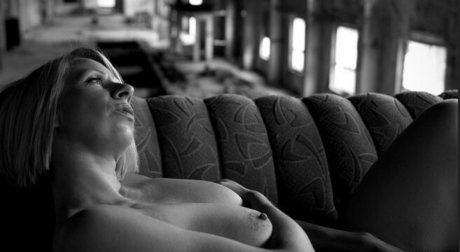 Amanda Busty beautiful actress photo