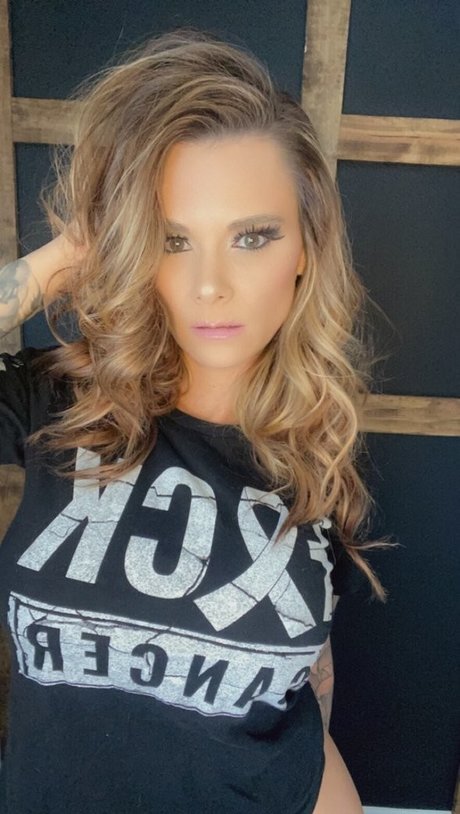 chroniclesofatiredassmom star nude photo