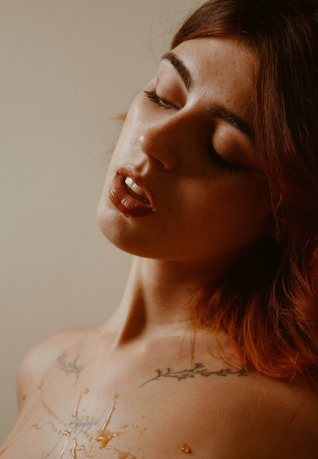 Aliesealieseoff model erotic pic