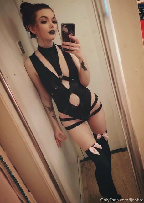 Ljaphra naked model gallery