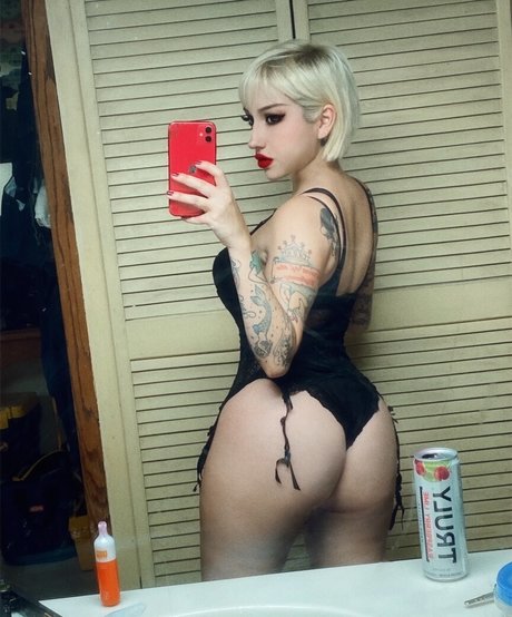 Rocknrollcleopatra pornographic model pics