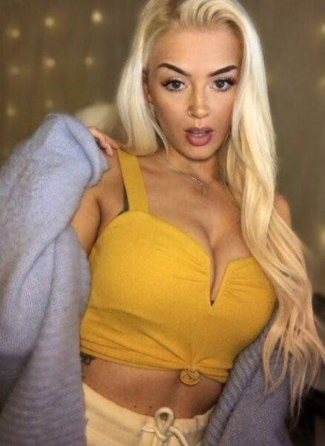 Xcandylashes model pornographic images