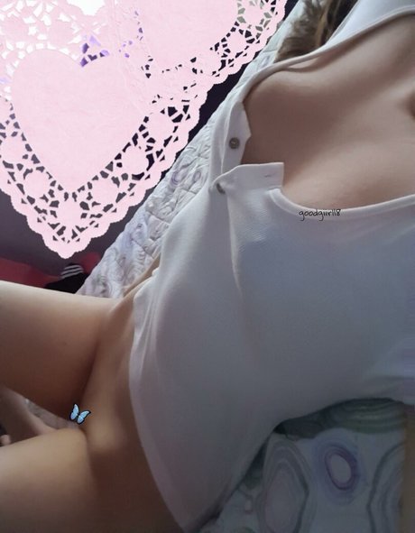 GoodGiirl18 naked pornstar photos