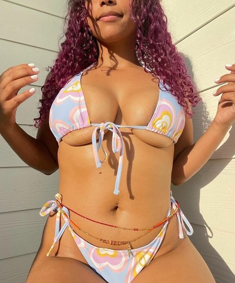 pixielovve model high quality image