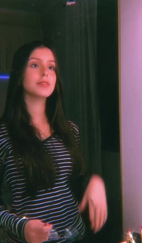 Iza Almeida model pretty images