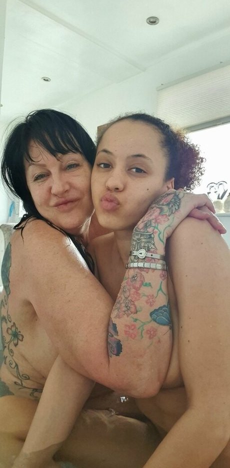 Mum Vs Daughter pornstar sexy img