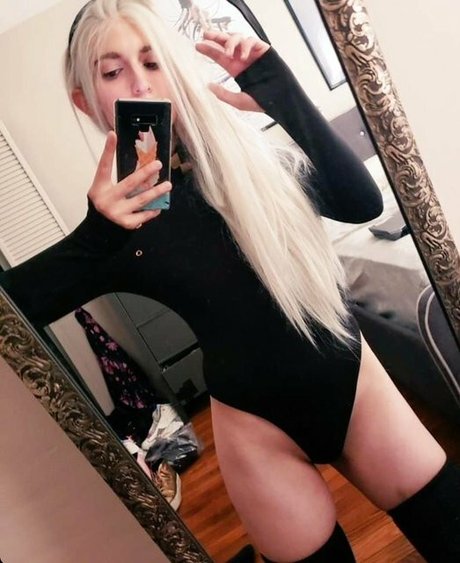 Rumeru star nude image