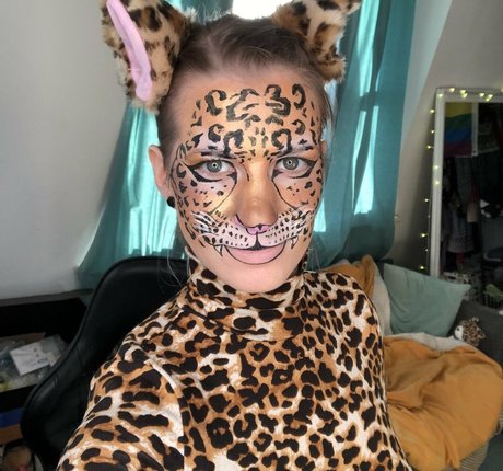 Boardgameyogi model naked images