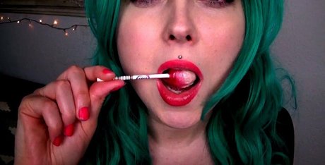 TheOneLilium ASMR star hot pic