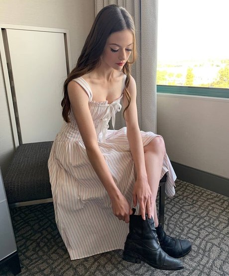 Mackenzie Foy erotic model galleries