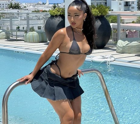 Akirayass nudes model image